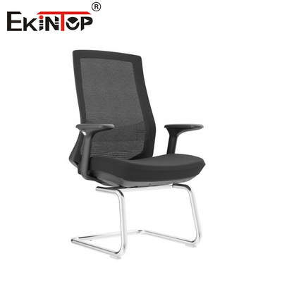 Silla de oficina de malla cómoda con apoyabrazos ajustables