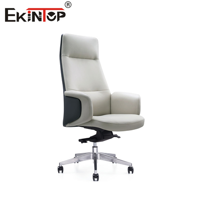 Silla de cuero blanco elegante y ergonómica en estilo minimalista contemporáneo