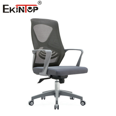 Silla de oficina de altura media con respaldo de malla equipado con ruedas personalizables