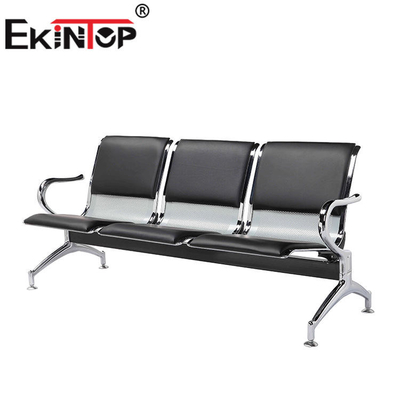 El polvo de la silla de 3 que esperaba Seater cubrió el material de acero para la escuela pública del aeropuerto