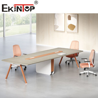 La moderna mesa de conferencias de madera personalizada incluye sistemas audiovisuales integrados
