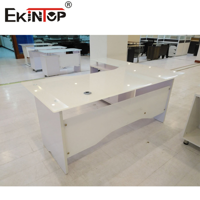 L blanco forma la tabla de funcionamiento de cristal moderada de los muebles de oficinas del escritorio del ordenador