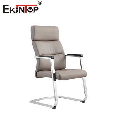Silla de oficina de cuero versátil de altura ajustable con base de metal cromado