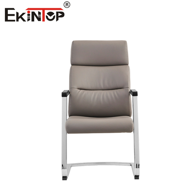 Silla de oficina de cuero versátil de altura ajustable con base de metal cromado