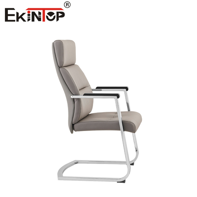 Silla de oficina de cuero versátil de altura ajustable con base de metal cromado