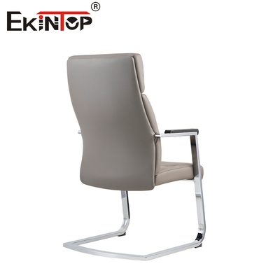Silla de oficina de cuero versátil de altura ajustable con base de metal cromado