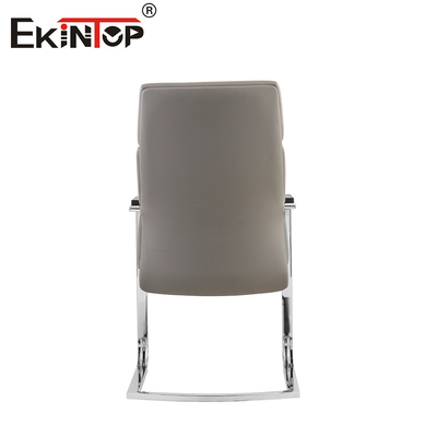 Silla de oficina de cuero versátil de altura ajustable con base de metal cromado