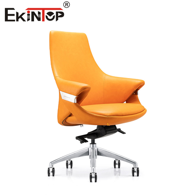 Silla de oficina de cuero elegante con respaldo transpirable y altura ajustable