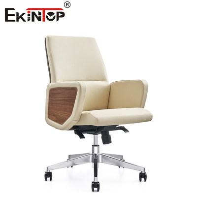 Silla de oficina de cuero moderna y sencilla con líneas limpias Estética minimalista