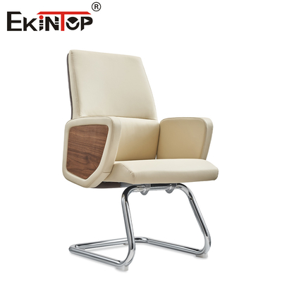 Silla de oficina de cuero moderna y sencilla con líneas limpias Estética minimalista