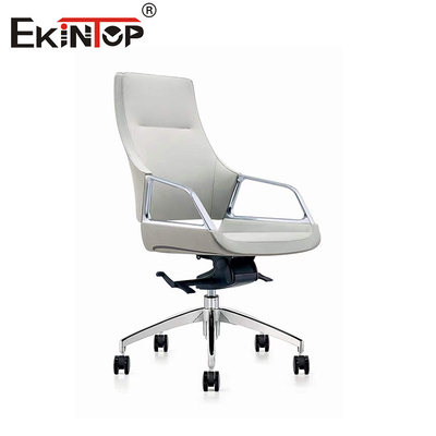 Silla de oficina ergonómica de cuero con soporte adaptado para largas horas de trabajo