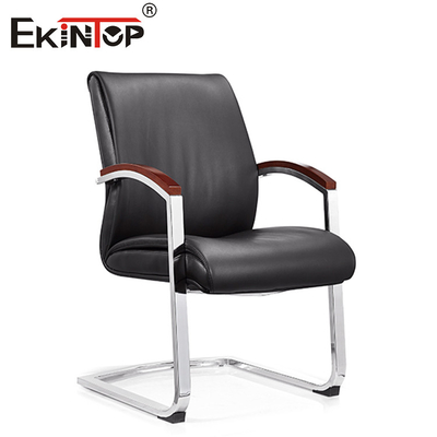 Silla de comedor de cuero negro refinado con reposabrazos para elevar las experiencias de comedor