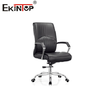 Silla de oficina de cuero negro con espalda alta con piernas metálicas giratorias en estilo de negocios