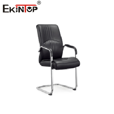 Silla de oficina de cuero negro con espalda alta con piernas metálicas giratorias en estilo de negocios