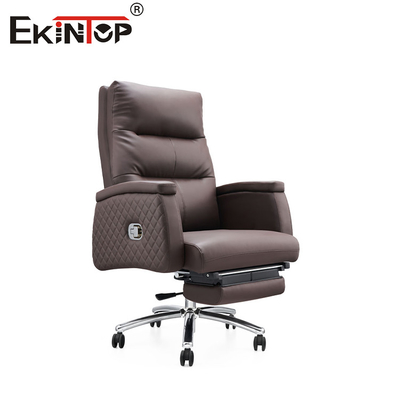 Silla de oficina de cuero de PU marrón con ruedas y barra de tirador de reposapiés inferior