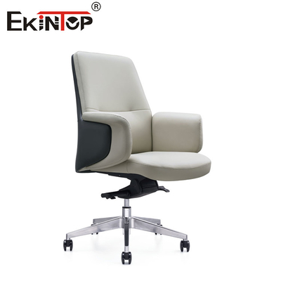 Silla de cuero blanco elegante y ergonómica en estilo minimalista contemporáneo