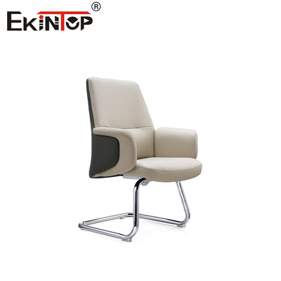 Silla de cuero blanco elegante y ergonómica en estilo minimalista contemporáneo