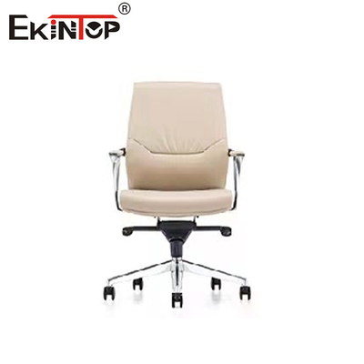 Silla de oficina de cuero blanco asequible y elegante en un diseño moderno