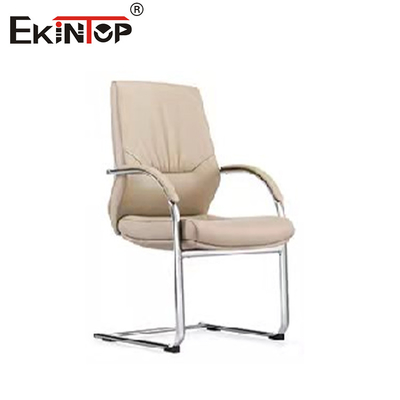 Silla de oficina de cuero blanco asequible y elegante en un diseño moderno