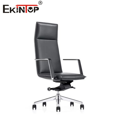 Silla de cuero negro con reposabrazos giratorios y ajuste de altura