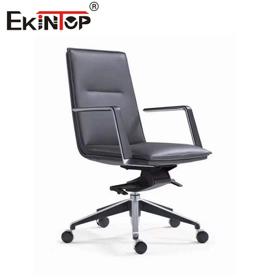 Silla de cuero negro con reposabrazos giratorios y ajuste de altura
