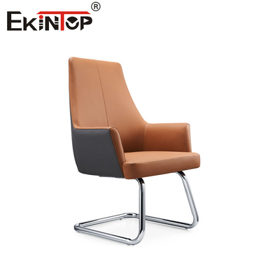 Silla de cuero de espalda alta naranja con reposabrazos y ruedas suaves