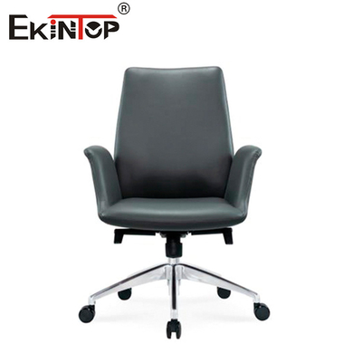 Silla de cuero negro con piernas metálicas de altura ajustable