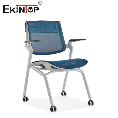Silla de entrenamiento azul y gris con ruedas plegables