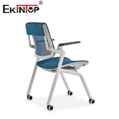 Silla de entrenamiento azul y gris con ruedas plegables