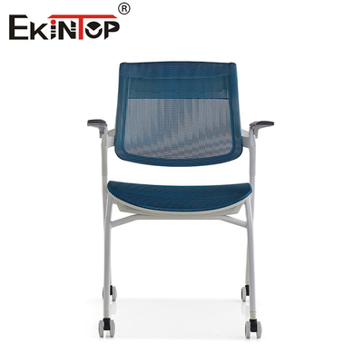 Silla de entrenamiento azul y gris con ruedas plegables