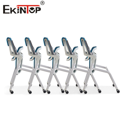Silla de entrenamiento azul y gris con ruedas plegables