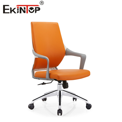 Silla de oficina de cuero naranja con ruedas estilo moderno