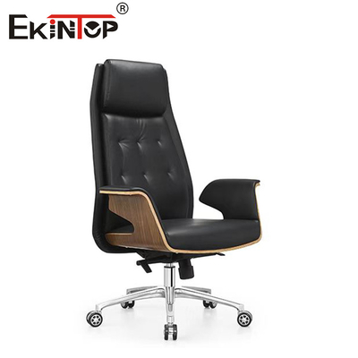 Silla de oficina de cuero negro con reposabrazos y ruedas de PP