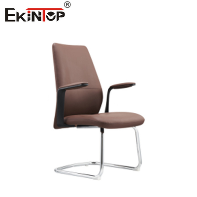 Silla de cuero marrón con reposabrazos con soporte lumbar giratorio ajustable