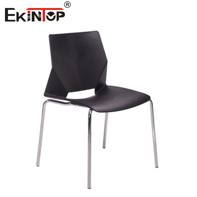 Silla de entrenamiento negro apilable con patas de metal y cojín de plástico