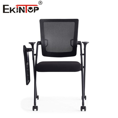 Silla de entrenamiento negro apilable con patas de metal y cojín de plástico