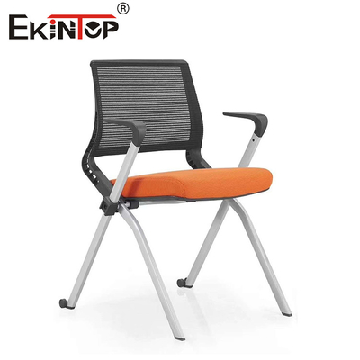 Silla de entrenamiento negro apilable con patas de metal y cojín de plástico