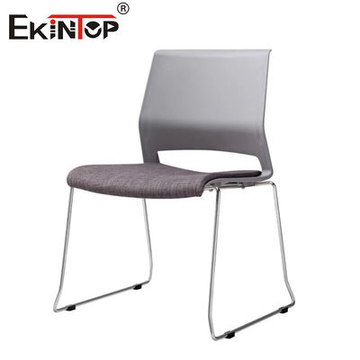 Silla de entrenamiento sostenible con respaldo de plástico piernas metálicas estilo minimalista