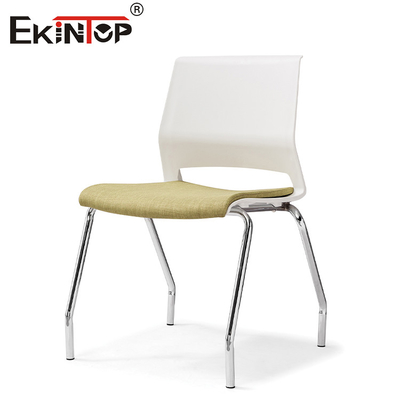 Silla de entrenamiento sostenible con respaldo de plástico piernas metálicas estilo minimalista