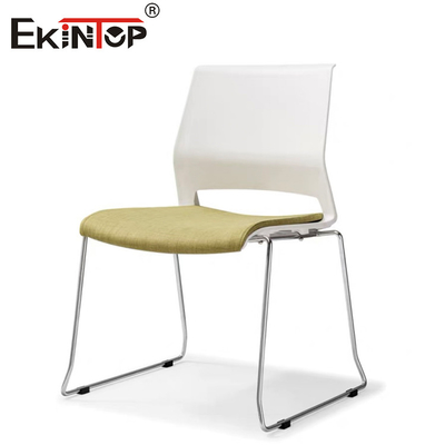 Silla de entrenamiento sostenible con respaldo de plástico piernas metálicas estilo minimalista
