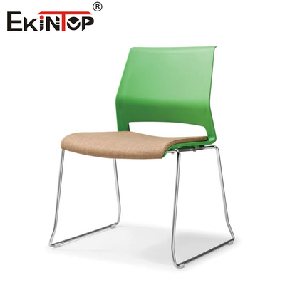Silla de entrenamiento de base pintada de gris con ruedas de respaldo y reposabrazos verdes