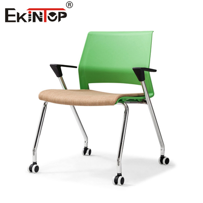 Silla de entrenamiento de base pintada de gris con ruedas de respaldo y reposabrazos verdes