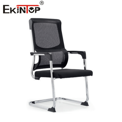 Silla de oficina de malla negra con reposabrazos estilo moderno para la oficina