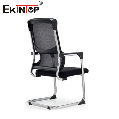Silla de oficina de malla negra con reposabrazos estilo moderno para la oficina