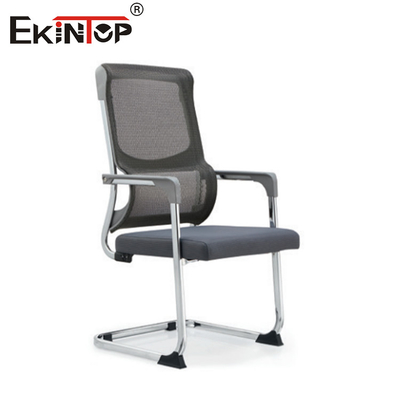 Silla de oficina de malla negra con reposabrazos estilo moderno para la oficina