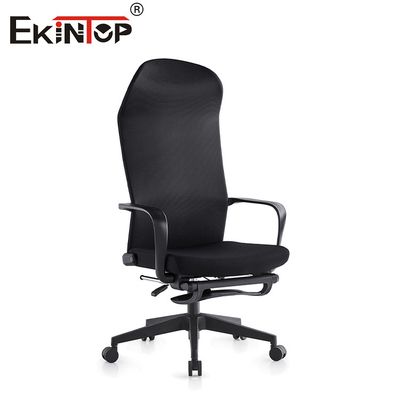 Silla de oficina de malla giratoria de estilo moderno con reposabrazos y ruedas