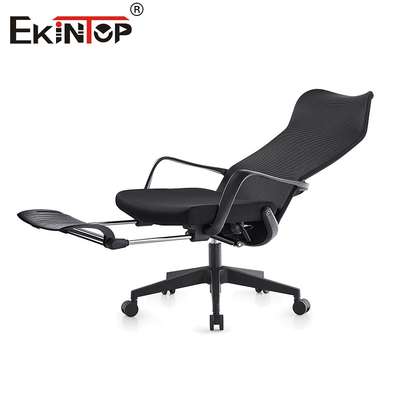 Silla de oficina de malla giratoria de estilo moderno con reposabrazos y ruedas
