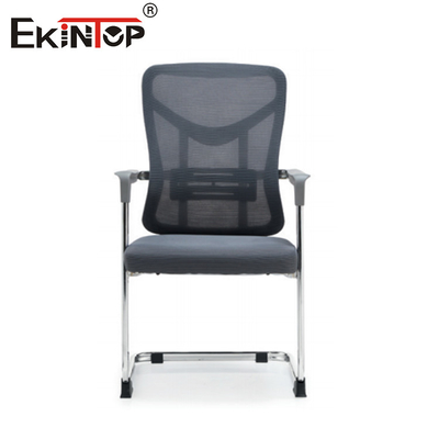 Silla de oficina de estilo moderno con malla y reposabrazos