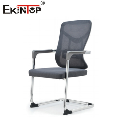 Silla de oficina de estilo moderno con malla y reposabrazos