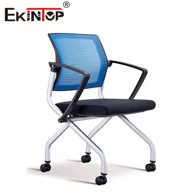 Silla de oficina con ruedas y reposabrazos ajustables